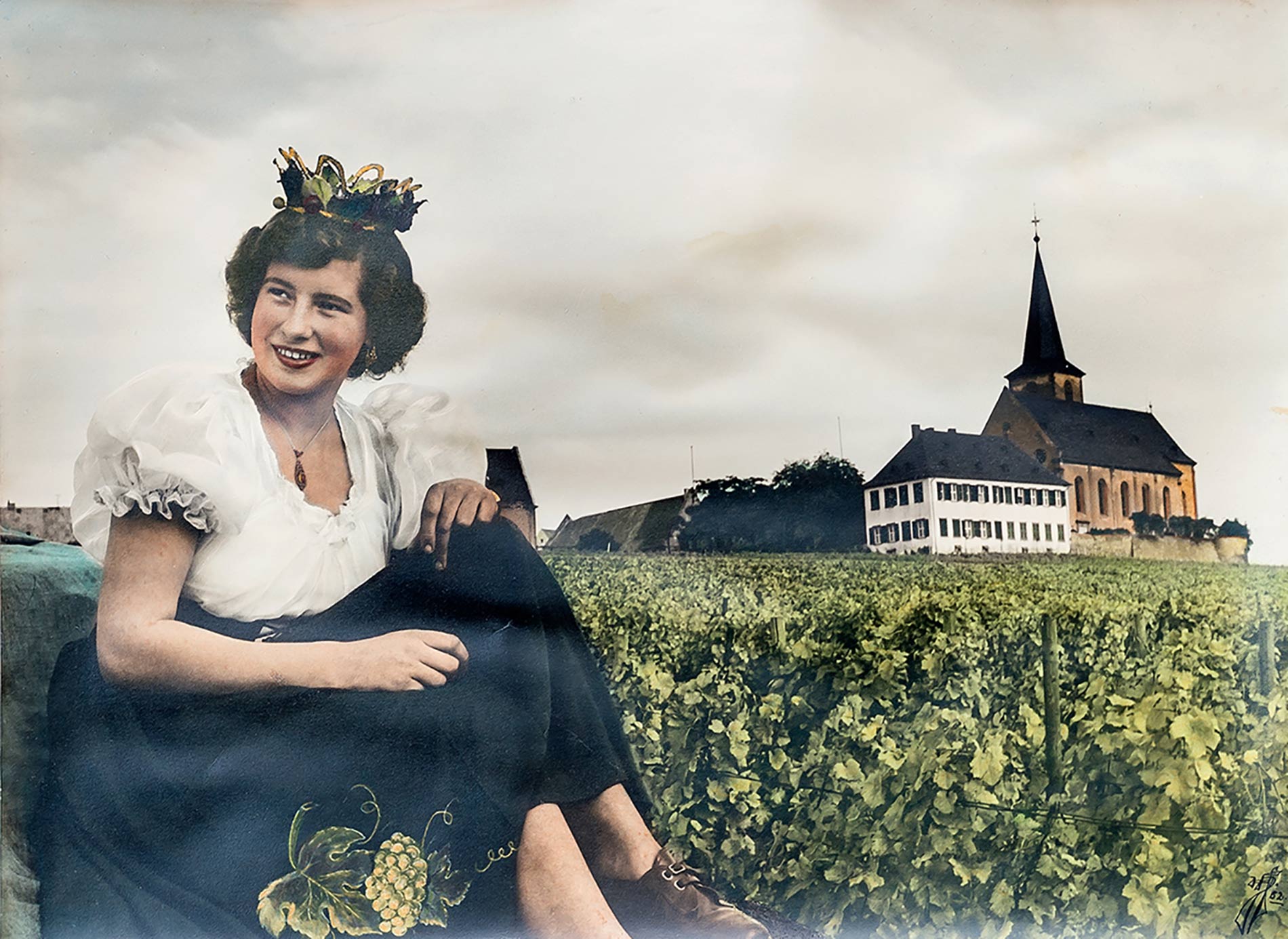 Die erste Hochheimer Weinkönigin Renate Dienst (1950-1951) In den Weinbergen vor dem Hochheimer Wahrzeichen St. Peter und Paul.