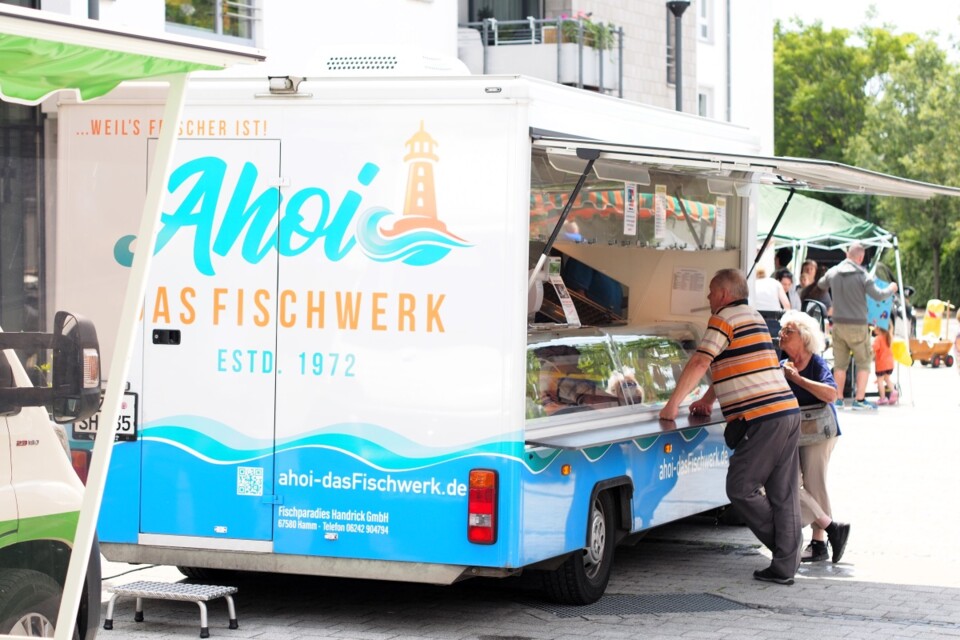 Der Verkaufswagen des Ahoi Fischwerks lockt mit einer vielfältigen Auswahl an frischem Fisch, der fachmännisch präsentiert wird und die Besucher des Wochenmarktes mit seinem köstlichen Duft und seiner Qualität überzeugt.