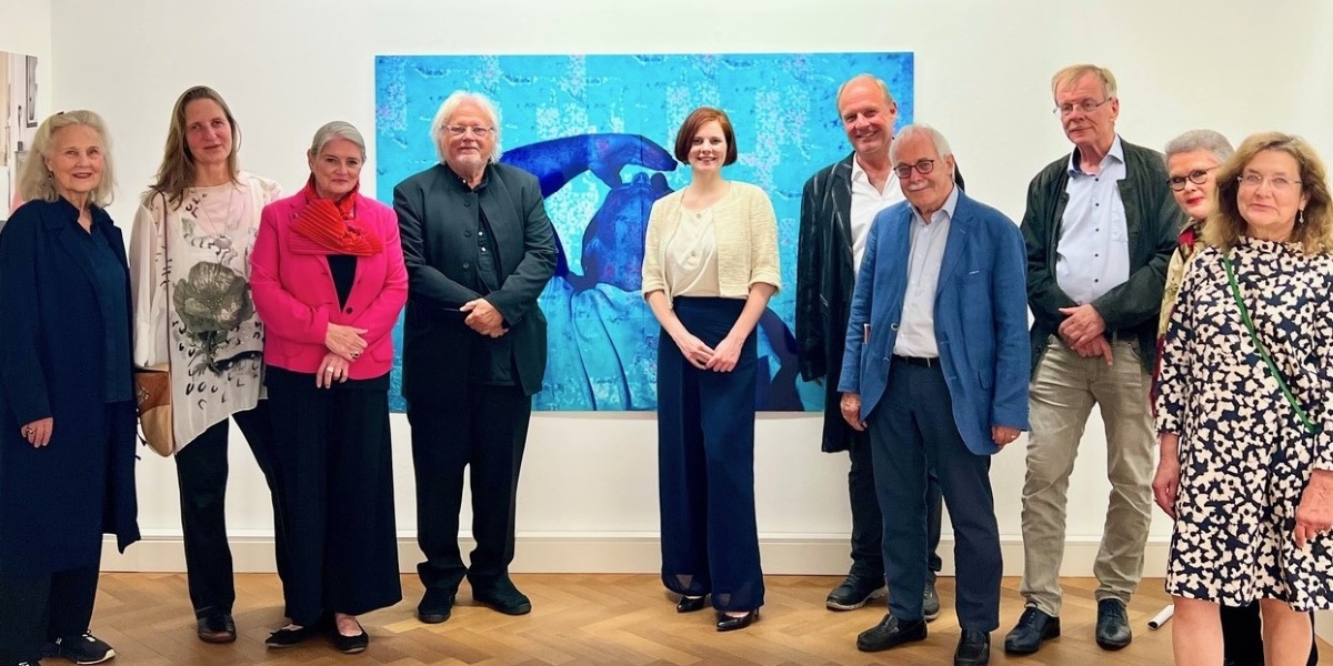 Beteiligte der Ausstellung und Freunde und Förderer der Hochheimer Kunstsammlung in der neu eröffneten Ausstellung vor Corinna Rostecks Werk „Auf-Bruch“.