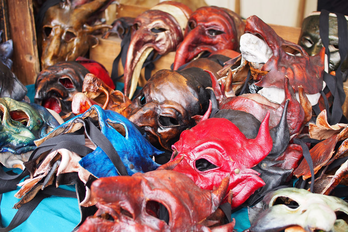 Auf dem mittelalterlichen Marktgelände des Hochheimer Marktes gibt es seltene und kunstvolle Masken zu erwerben.