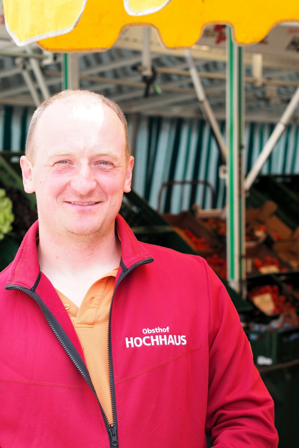 Felix Schmitt, Teil des Obsthaus Hochhaus Teams, steht samstags auf dem Hochheimer Wochenmarkt mit Rat und Tat zur Seite, um frisches Obst und Gemüse aus regionaler Produktion anzubieten.